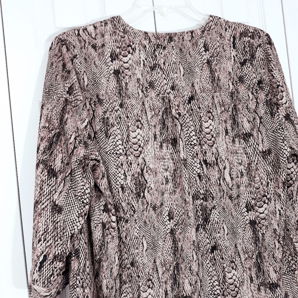 Torrid Snake Print Blouse With Front Pockets Sleeves V_Neck Size 0 (12) - Picture 10 of 13